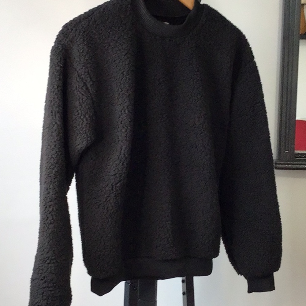 A&E Sherpa black crew neck
